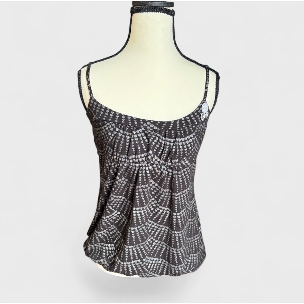 Vintage Y2K Fang Tank with a Heart Pattern and Cute Button Details‎